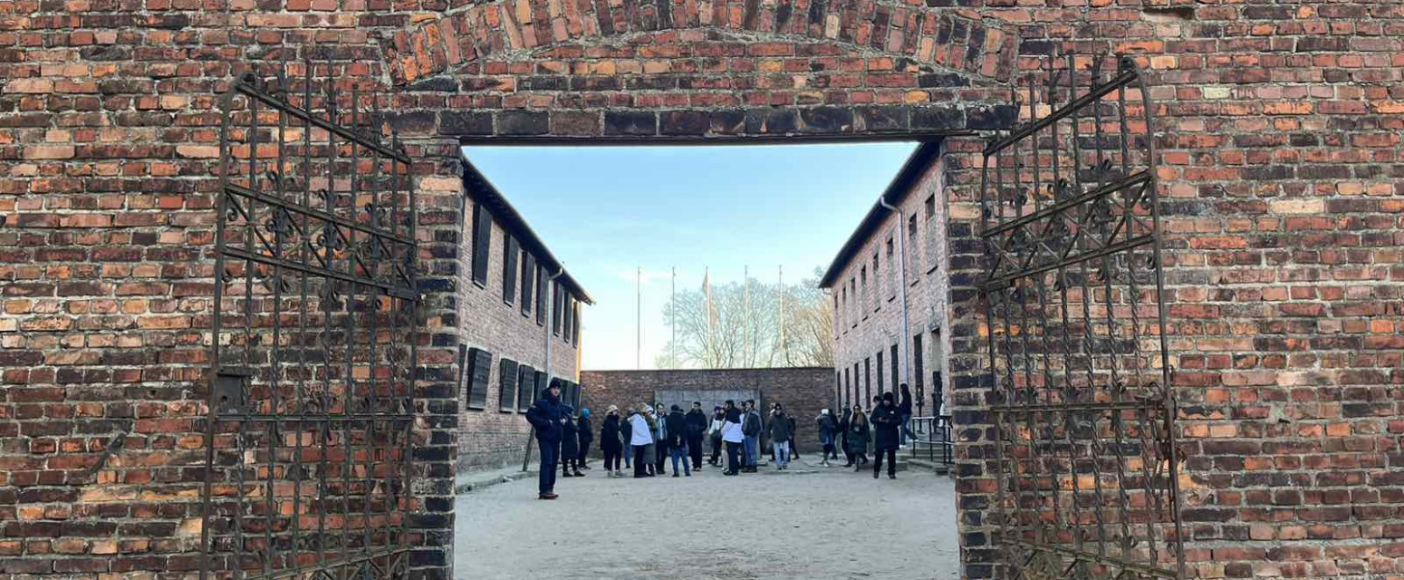 Kolone posetilaca, a tišina nikad glasnija: Koracima najvećeg zločina ljudske istorije FOTO