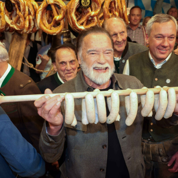 Švarceneger snimljen s kobasicama u rukama, uživao u bavarskoj fešti FOTO