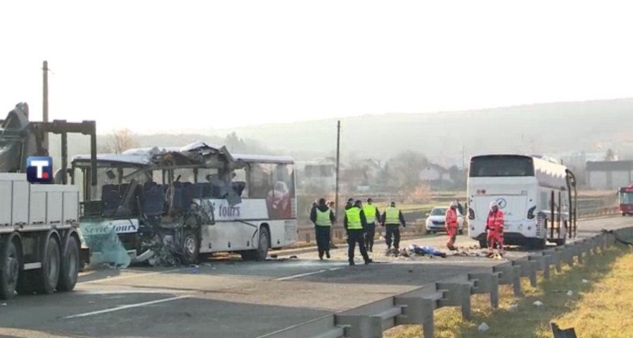 Poznati detalji jezive nesreće kod Umke: Autobus preticao kolonu, pa izazvao direktan sudar FOTO