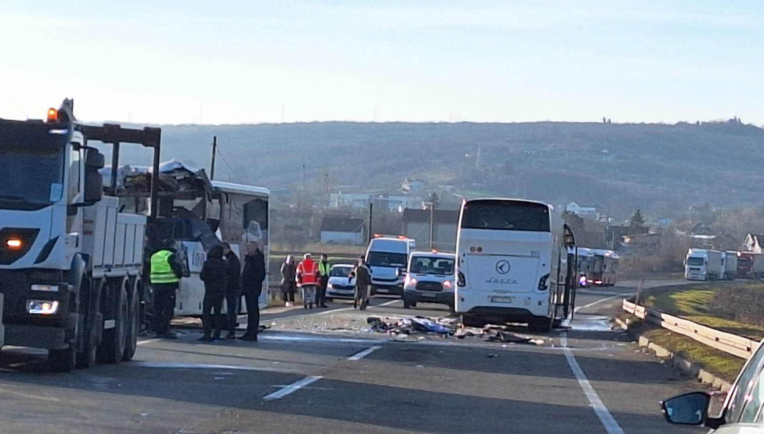 Sudar autobusa kod Umke: Poginule dve osobe; Očevidac: Proleteo je, puklo kao bomba FOTO