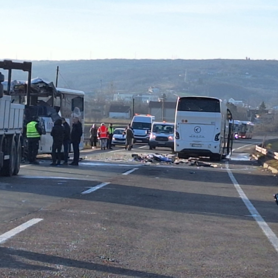 Sudar autobusa kod Umke: Poginule dve osobe; Očevidac: Proleteo je, puklo kao bomba FOTO