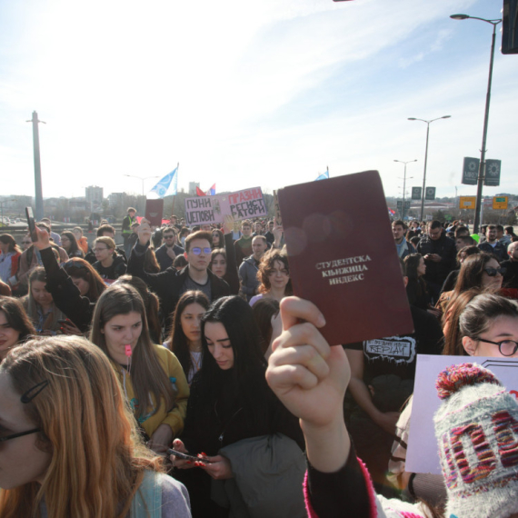 Demonstranti blokirali Autokomandu: Postavljene cisterne sa vodom, policija obezbeđuje skup FOTO/VIDEO