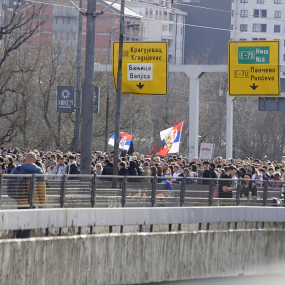 Demonstranti blokirali Autokomandu: Hitna pomoć na terenu, policija reguliše saobraćaj FOTO/VIDEO