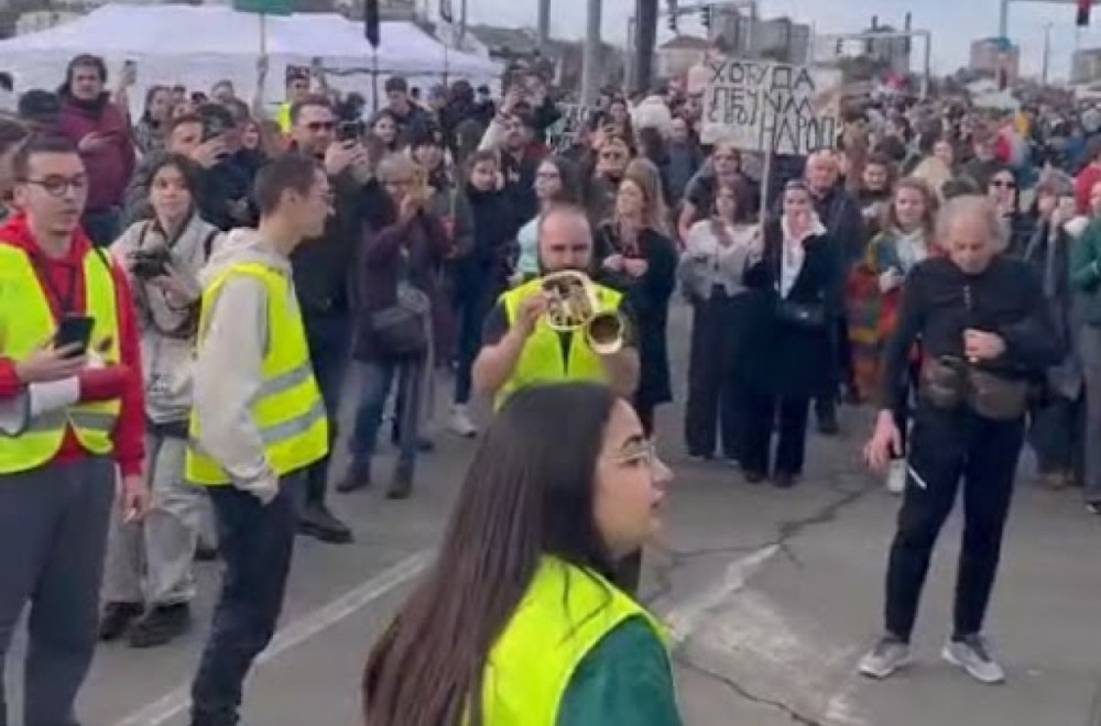 Evo kako žale za stradalima u Novom Sadu: Na blokadi na Autokomandi trubači i kolo VIDEO