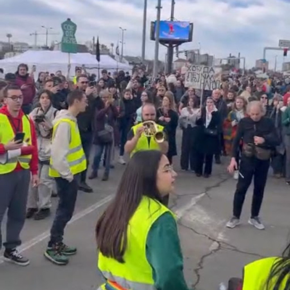 Evo kako žale za stradalima u Novom Sadu: Demonstranti se vesele uz trubače na Autokomandi VIDEO