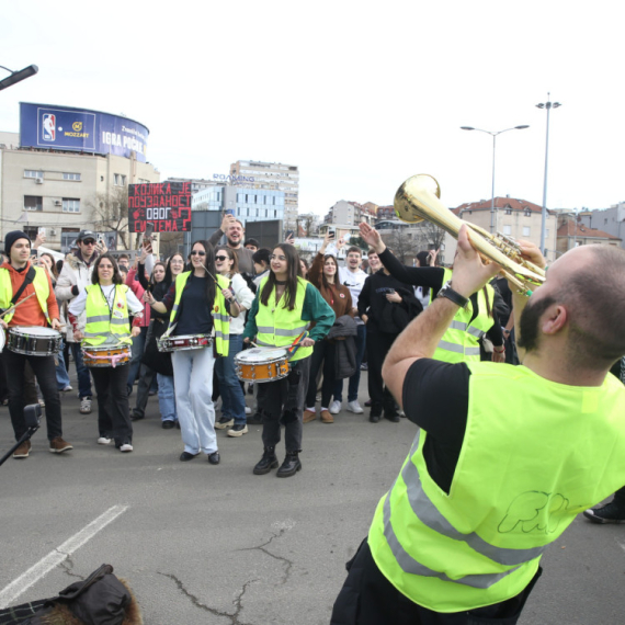 Žurka na Autokomandi; "Žale" žrtve uz prase na ražnju, pesmu i trubače FOTO/VIDEO