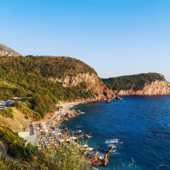 Uništen deo popularne plaže u Crnoj Gori