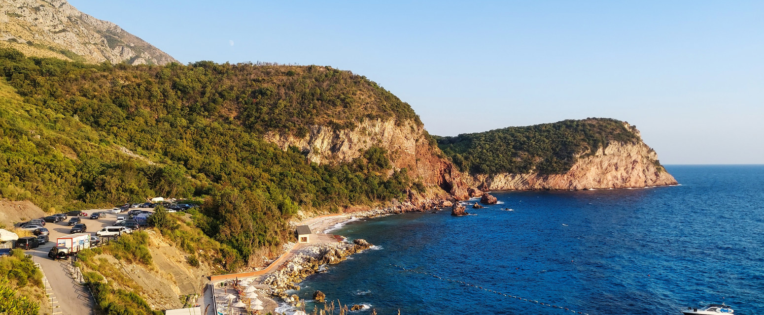 Uništen deo popularne plaže u Crnoj Gori