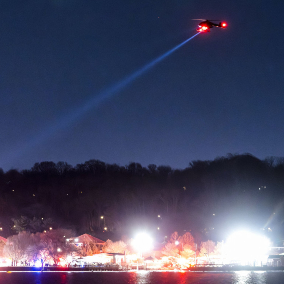 Sudarili se putnički avion i vojni helikopter; Tela se izvlače iz reke; Oglasio se Tramp FOTO/VIDEO