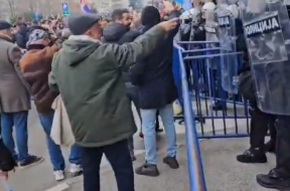 Neviđeno nasilje u Novom Sadu: Napad na policiju, demonstranti gađaju jajima zgradu Skupštine grada FOTO/VIDEO