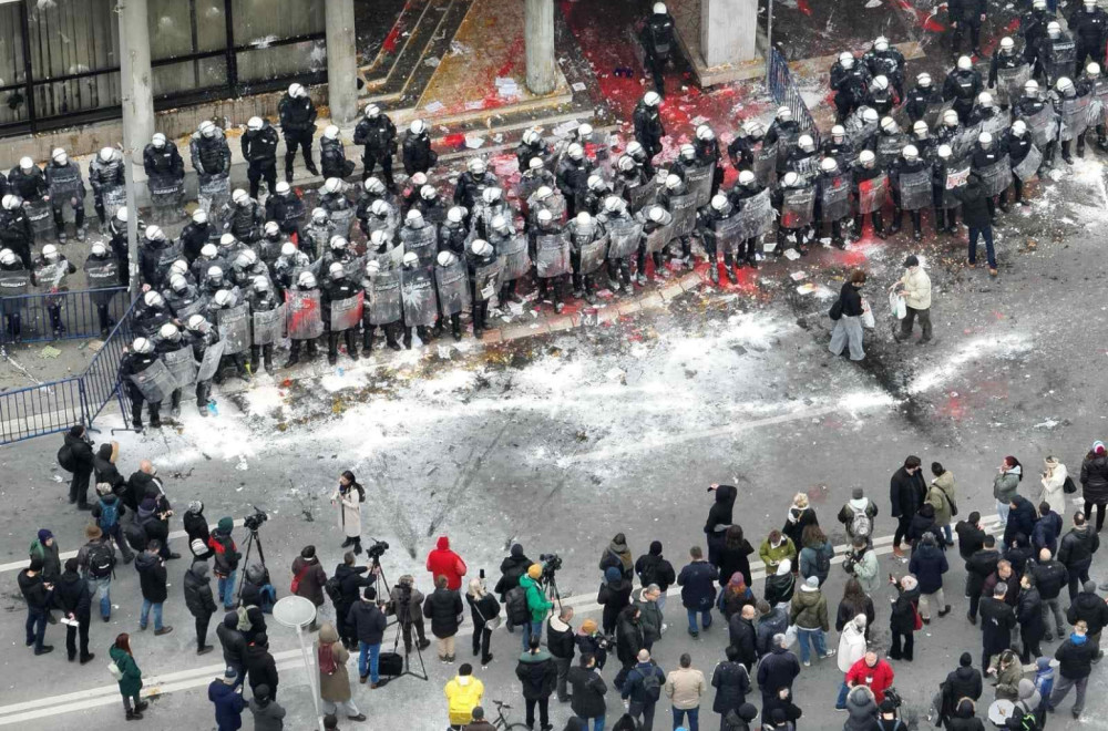 Neviđeno nasilje: Napad na policiju, demonstranti gađaju jajima i farbom zgradu Skupštine grada FOTO/VIDEO