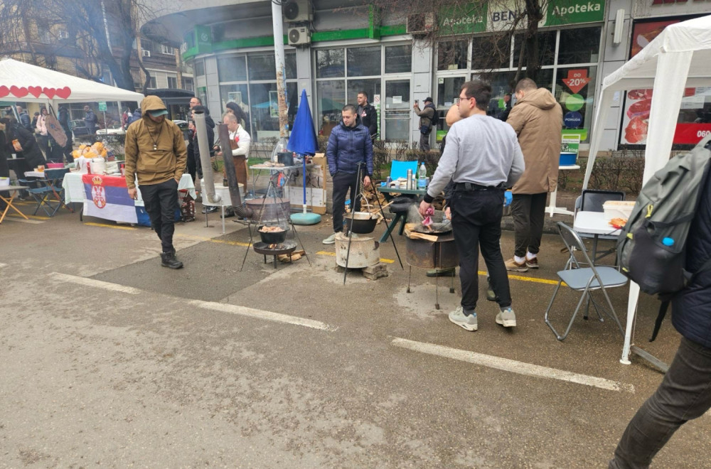 Studentski protest u Nišu: Kotlići duž ulica, stigli pre studenata; Prebrojano 11.264 prisutnih FOTO