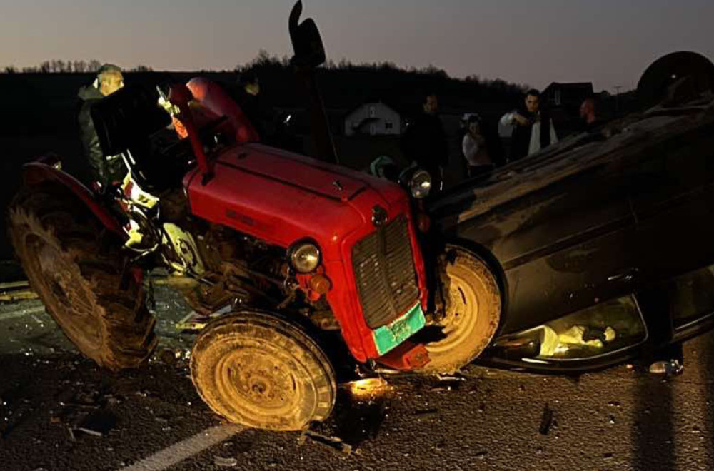 Tri osobe povređene u sudaru traktora i automobila na putu Kragujevac - Kraljevo