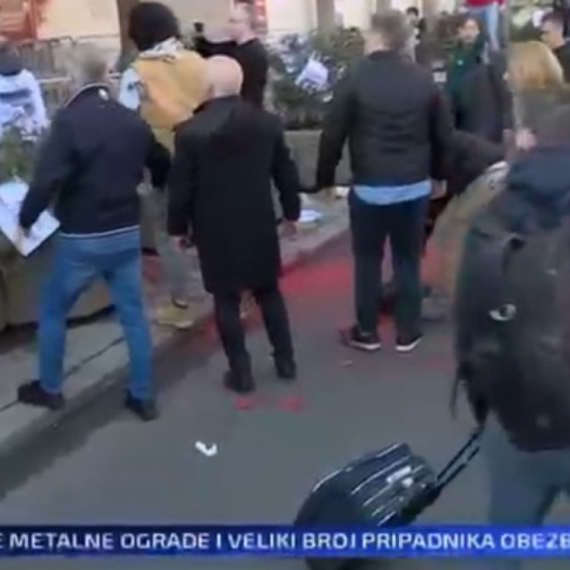 Opšti haos; Napad suzavcem, noževima, pesnicama; Skandalozno ponašanje opozicije FOTO/VIDEO