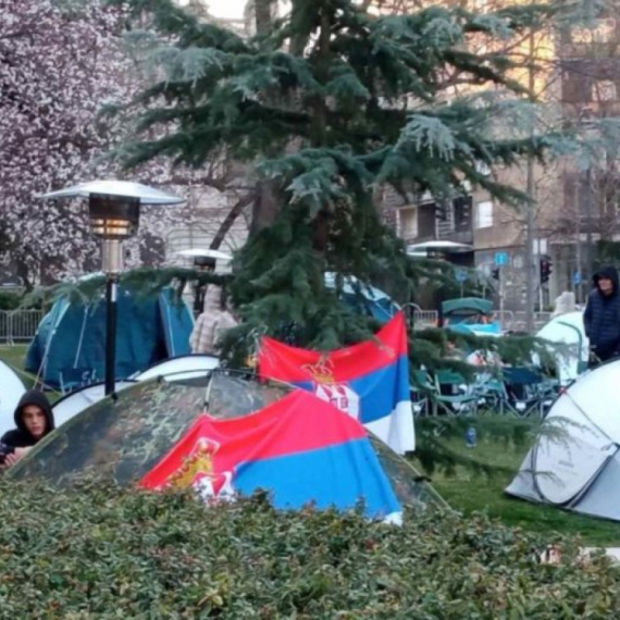 Studenti koji žele da uče i dalje u Pionirskom parku; Velika podrška građana i profesora