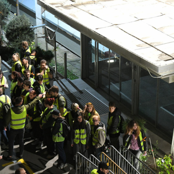 Neviđeni boljševički teror plenuma: Studenti blokirali RTS i brane zaposlenima da rade FOTO/VIDEO