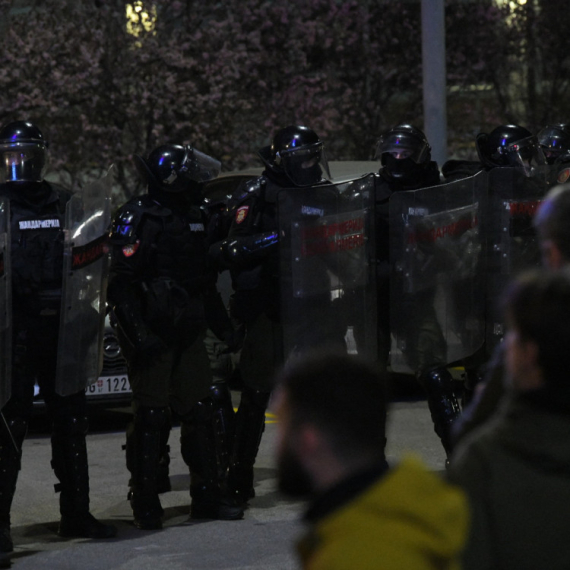 Mediji: Policajac napadnut kod RTS-a ima tešku povredu oka