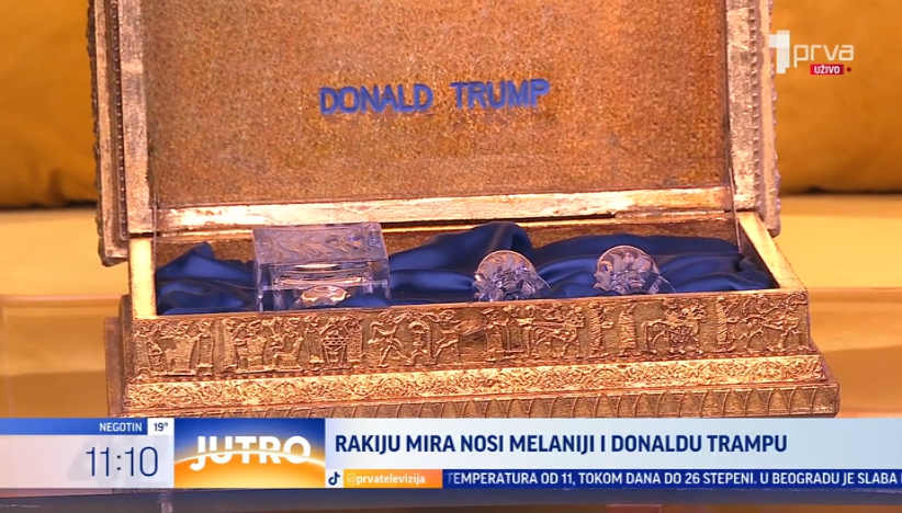 Matjaž Tomlje nosi rakiju Melaniji i Donaldu Trampu