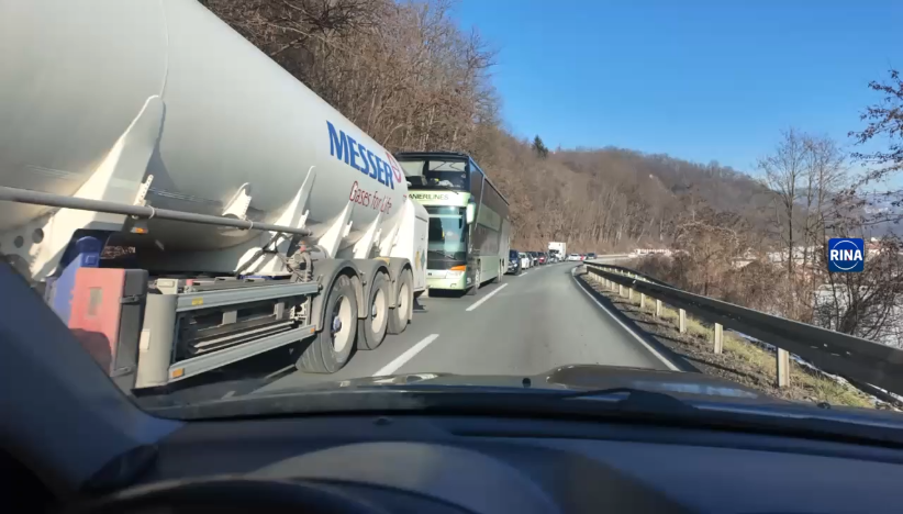 Kilometarske kolone kroz Ovčar Banju i velike gužve na graničnim prelazima sa Crnom Gorom