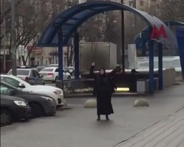 Moskva: Odsekla detetu glavu, vikala Alahu akbar