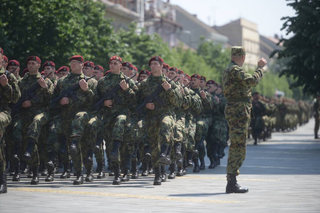 Улица солдат. Форма армии Сербии 2022. Serbian Army 90s. Армия Сербии численность. ШКОРПИОНИ Сербия солдаты.