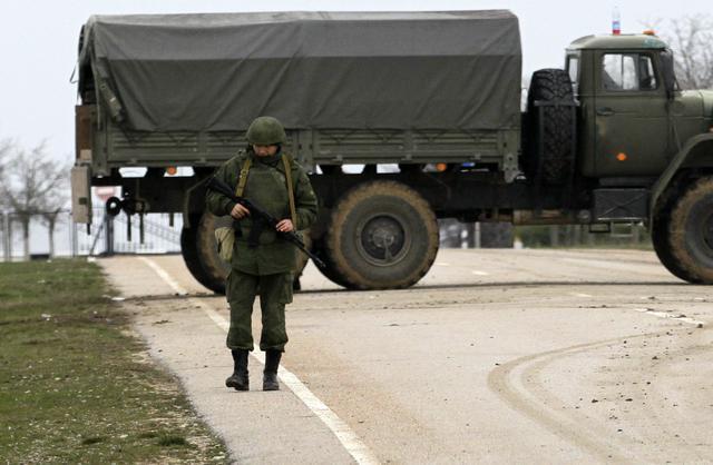 Rusi gomilaju tenkove na Krimu blizu granice sa UKR?