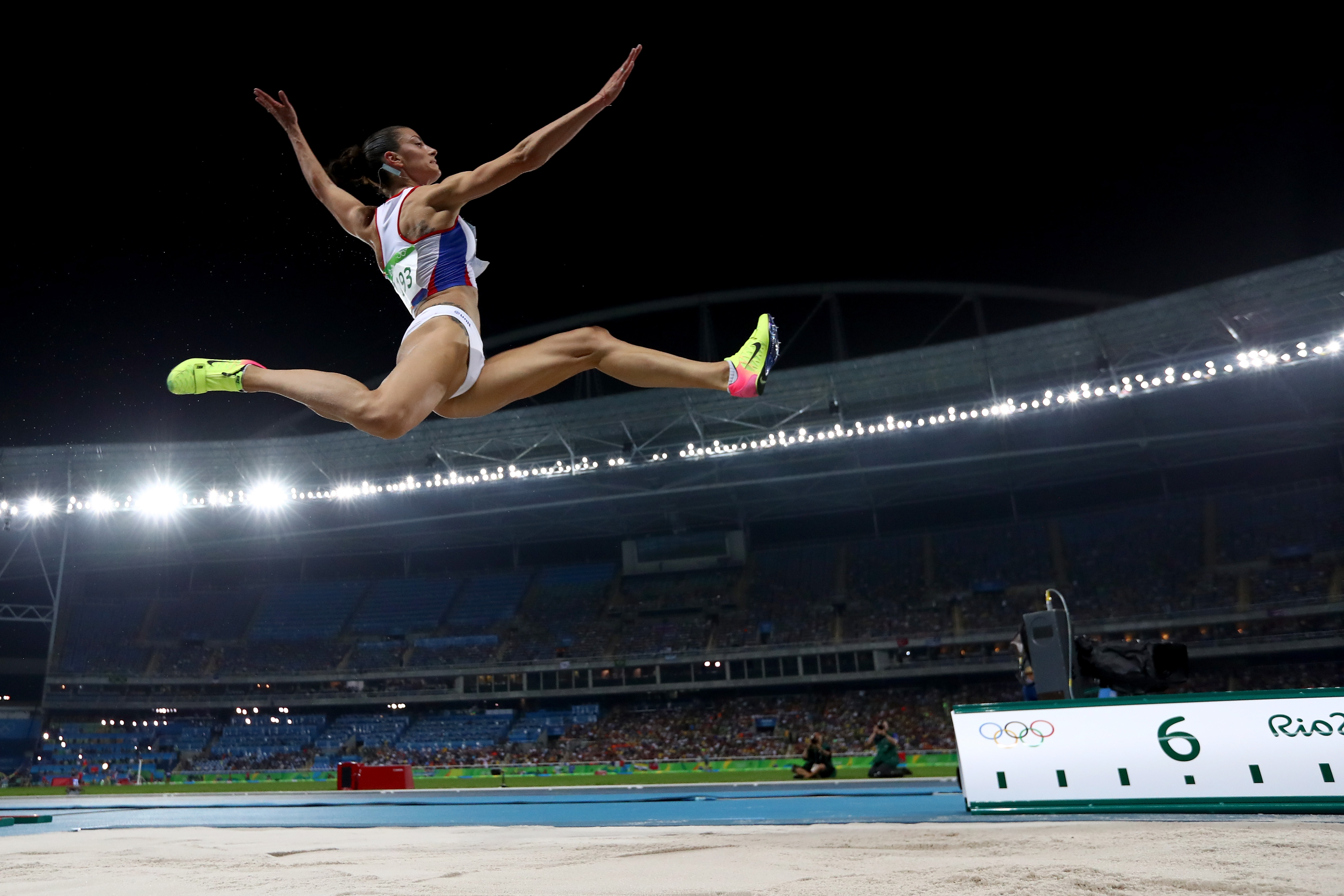 Прыжок в длину атлетика. Ivana Spanovic Rio 2016. Прыжки в длину. В прыжке. Прыжки в длину соревнования.