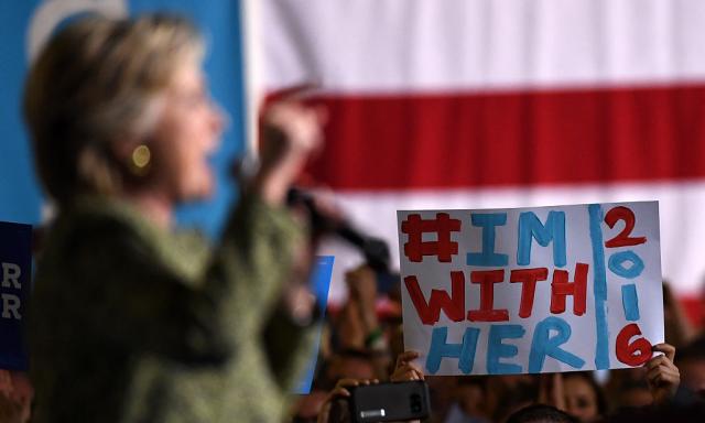 Koliko ljudi je potrebno za jedan tvit Hilari Klinton?