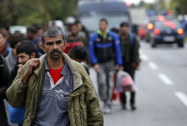 Migranti opet krenuli peške ka granici, gužva na auto-putu
