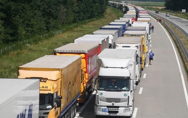 Kamioni dva sata čekaju na ulazak u Hrvatsku iz Srbije