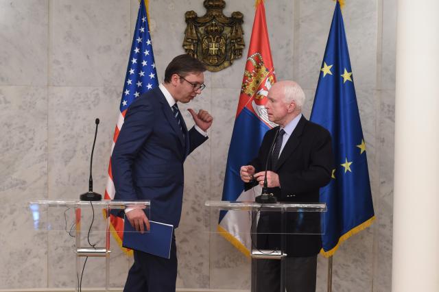 Vučić i Mekejn stali ispred 