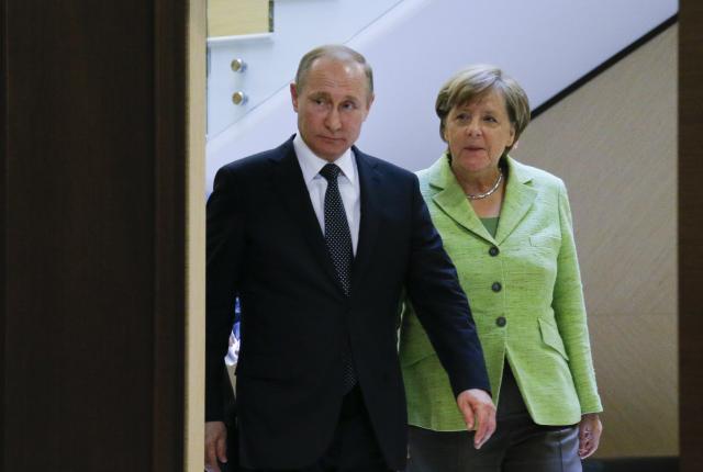 Merkelova èvrsta, pomirljiv ton Putina: "Sankcije ostaju"