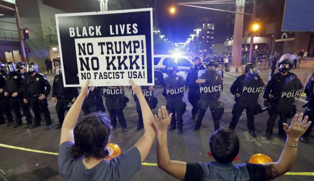 Feniks: Protest protiv Trampa, kamenje na policiju