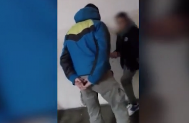 Novi snimak nasilja u školi: Tukli ga, pa im ljubio ruku