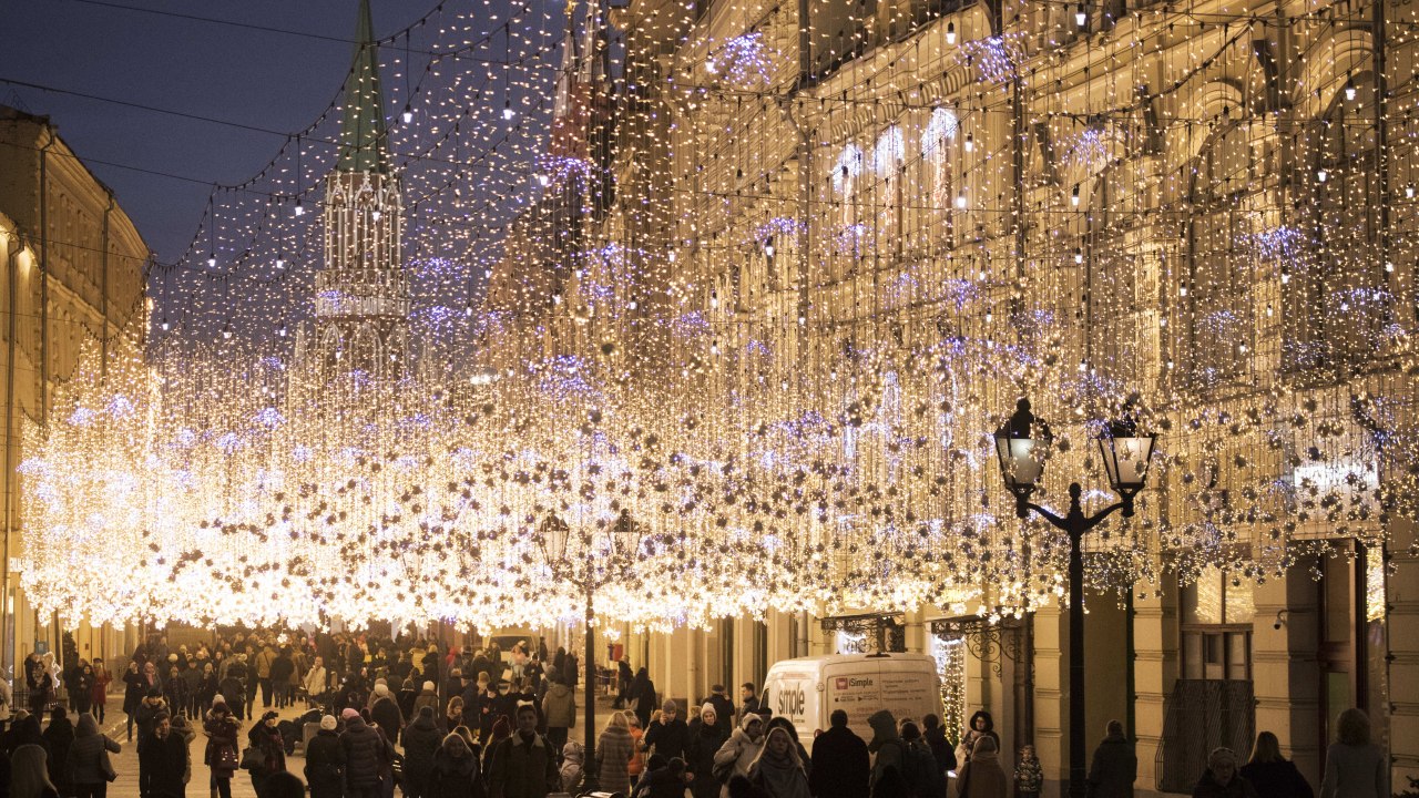 Вечерняя праздничная москва. Никольская улица в Москве ночью. Вечерняя Москва Никольская улица. Никольская улица вечером. Никольская улица Москва вечером.