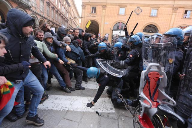 Žestok sukob policije i antifašista u Italiji FOTO