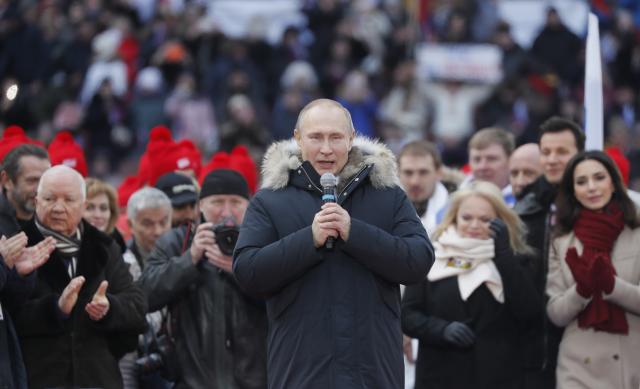 Na mitingu u Moskvi 130.000 ljudi, Putin zapevao VIDEO