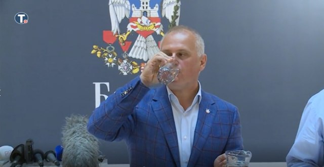 Voda je dobra, a da bi to dokazao Vesić je uzeo čašu VIDEO