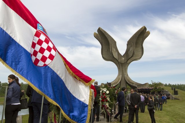 Croatian Wikipedia - Jasenovac is a 