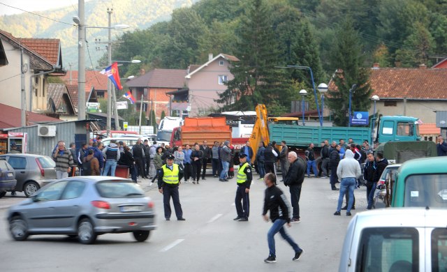 Blokiran put na ulazu u Z. Potok: "Zaštitite srpski narod"