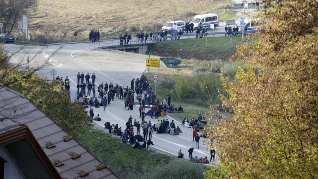 Bosnia: Migrants clash with police, break through cordon