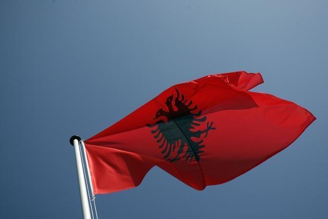 Albanci uklonili natpis "TITO", stavili albansku zastavu