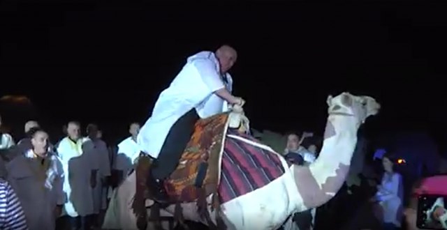 Kad Palma uzjaše kamilu, uz zvuk srpske himne VIDEO