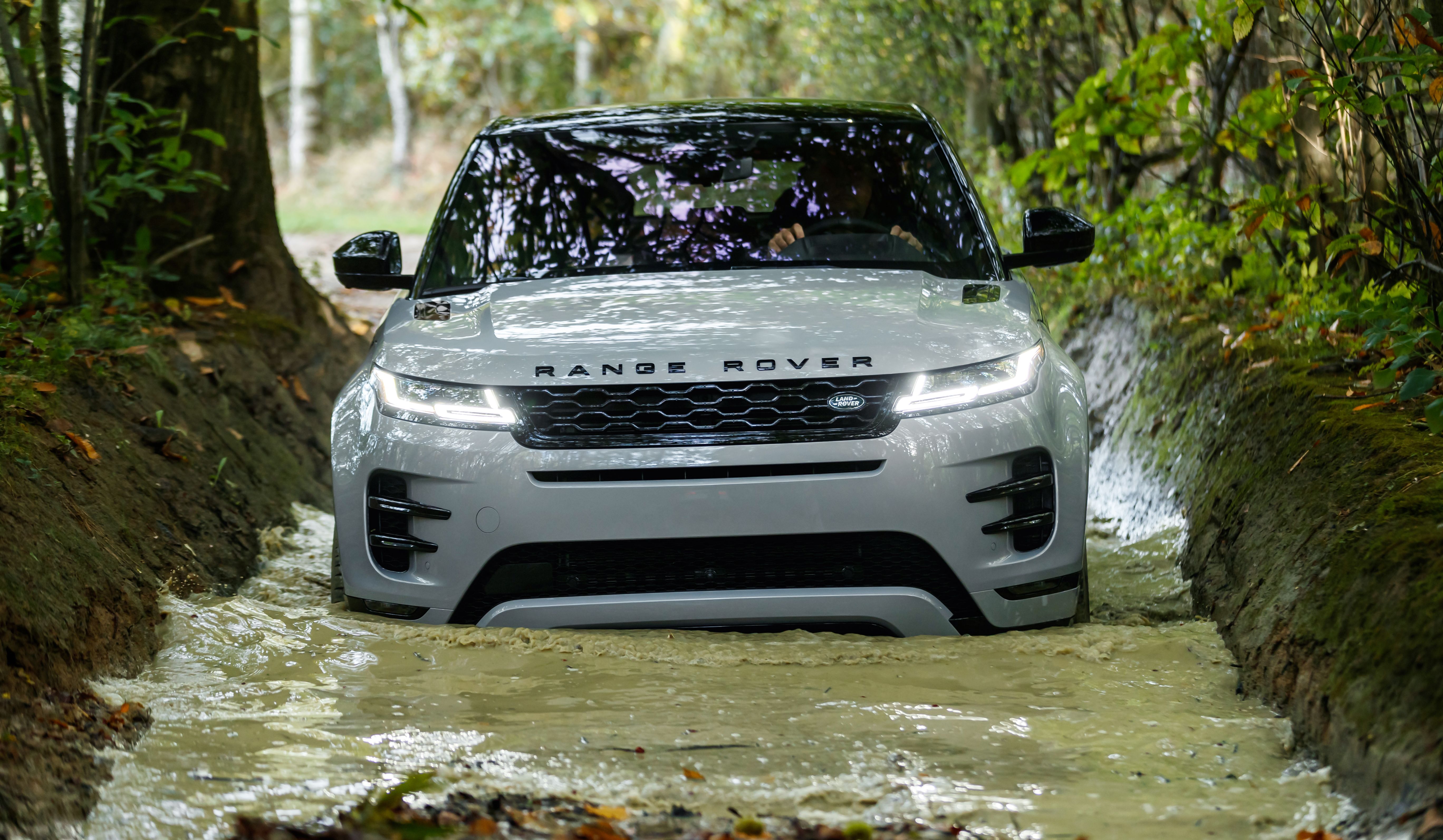 Масло range rover evoque. Range Rover Evoque 2020. Рендж Ровер Эвок 2022. Land Rover Evoque 2022. Range Rover Evoque 2020 Offroad.