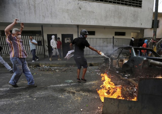 Haos u Karakasu; Maduro: Državni udar FOTO/VIDEO