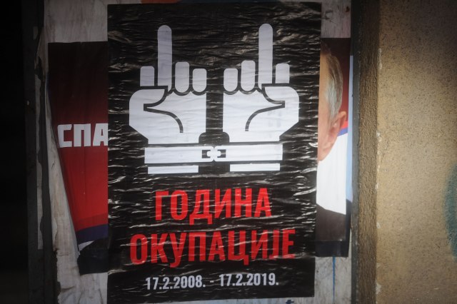 Plakati sa "srednjim prstima" u Severnoj Mitrovici FOTO