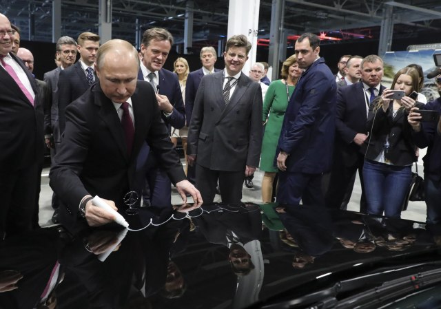 Prvo pa Mercedes: Dajmler dokotrljao fabriku do Putina FOTO