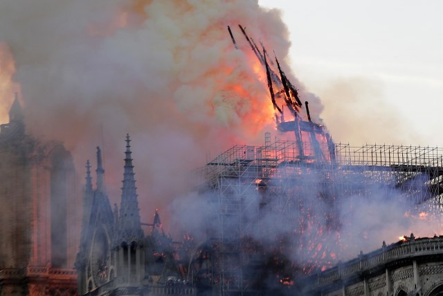 Pariz kakav znamo više ne postoji: Notr Dam i dalje gori, snimci su strašni