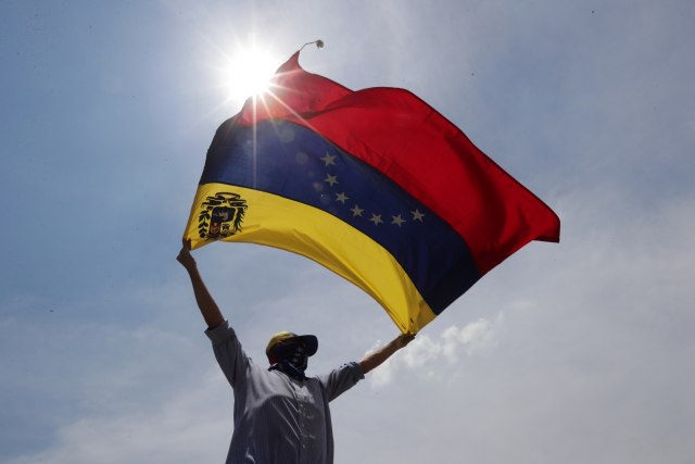 Hiljade Venecuelanaca prešle u Kolumbiju da kupe hranu i lekove posle otvaranja prelaza