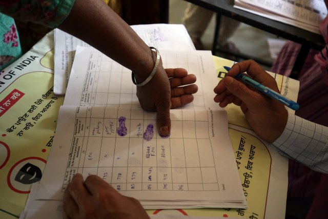 Poslednji dan izbora u Indiji: Pendreci, nasilje i bombe iz 